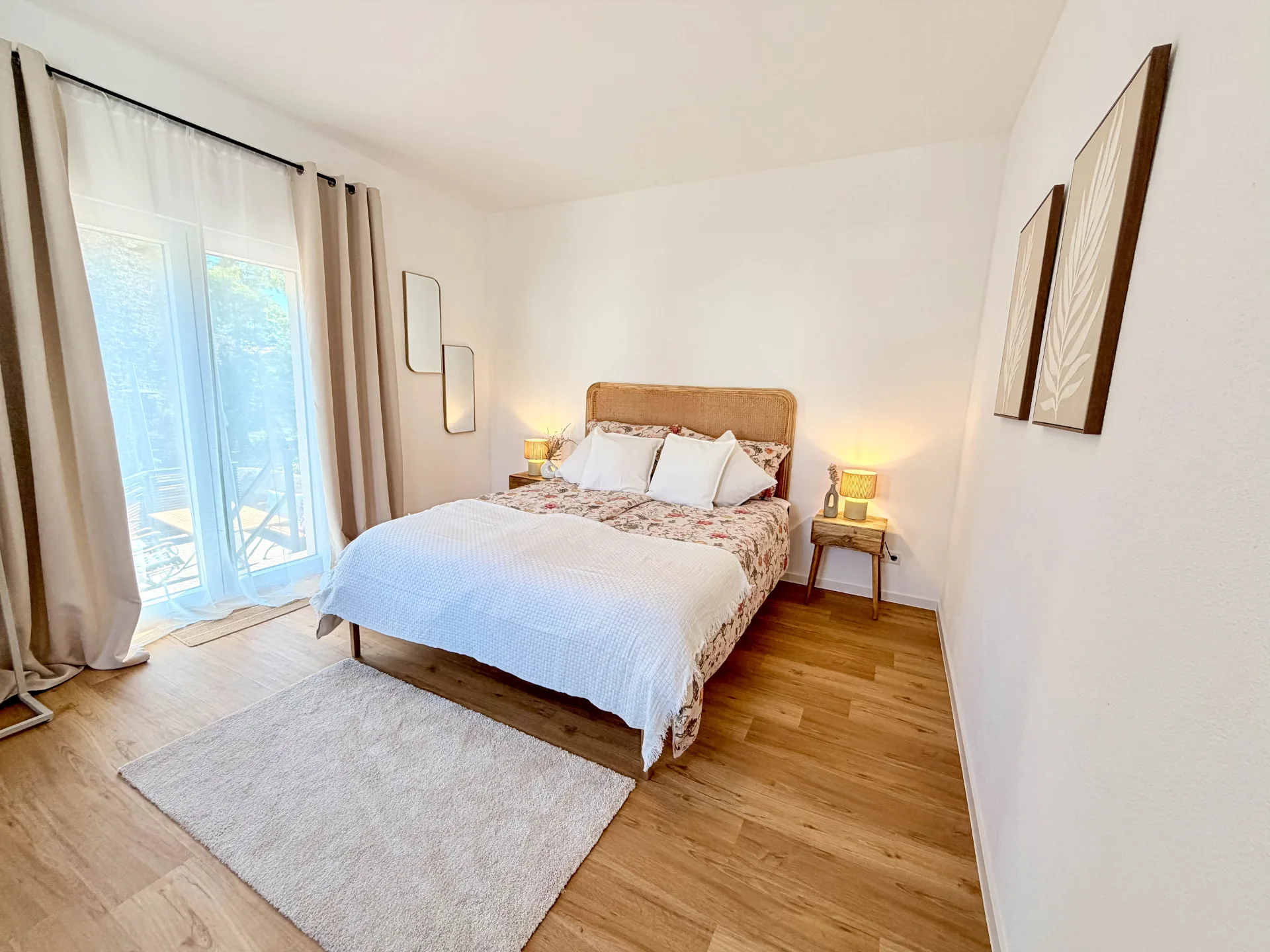 Helles Schlafzimmer des Markt Quartiers in Nierstein mit Doppelbett und Zugang zum Balkon.