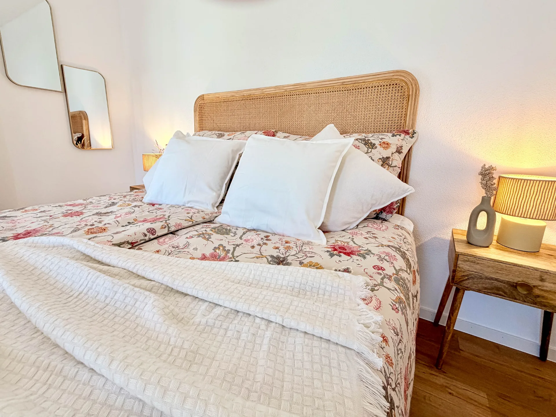 Helles Schlafzimmer des Markt Quartiers in Nierstein mit Doppelbett und Zugang zum Balkon.